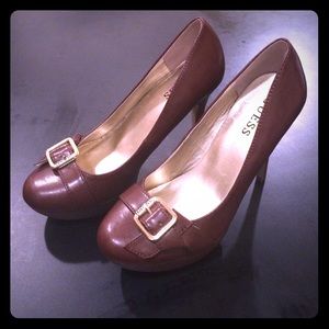 Guess brown leather platform pumps!